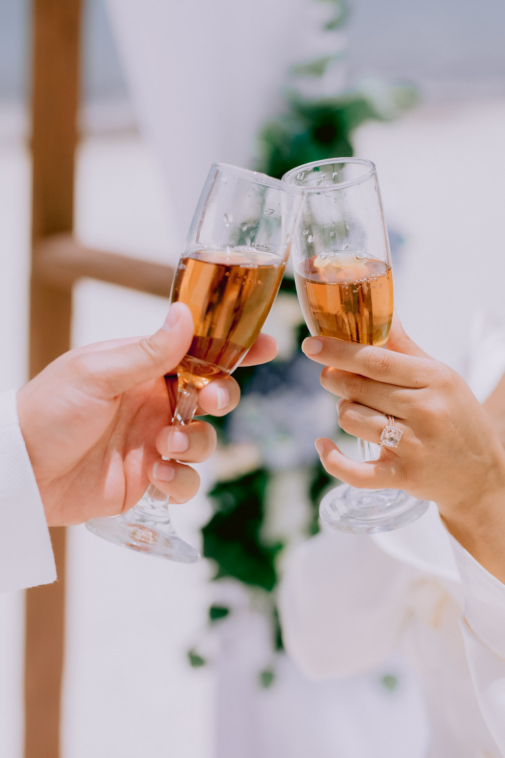 Свадебная церемония для двоих на частном пляже