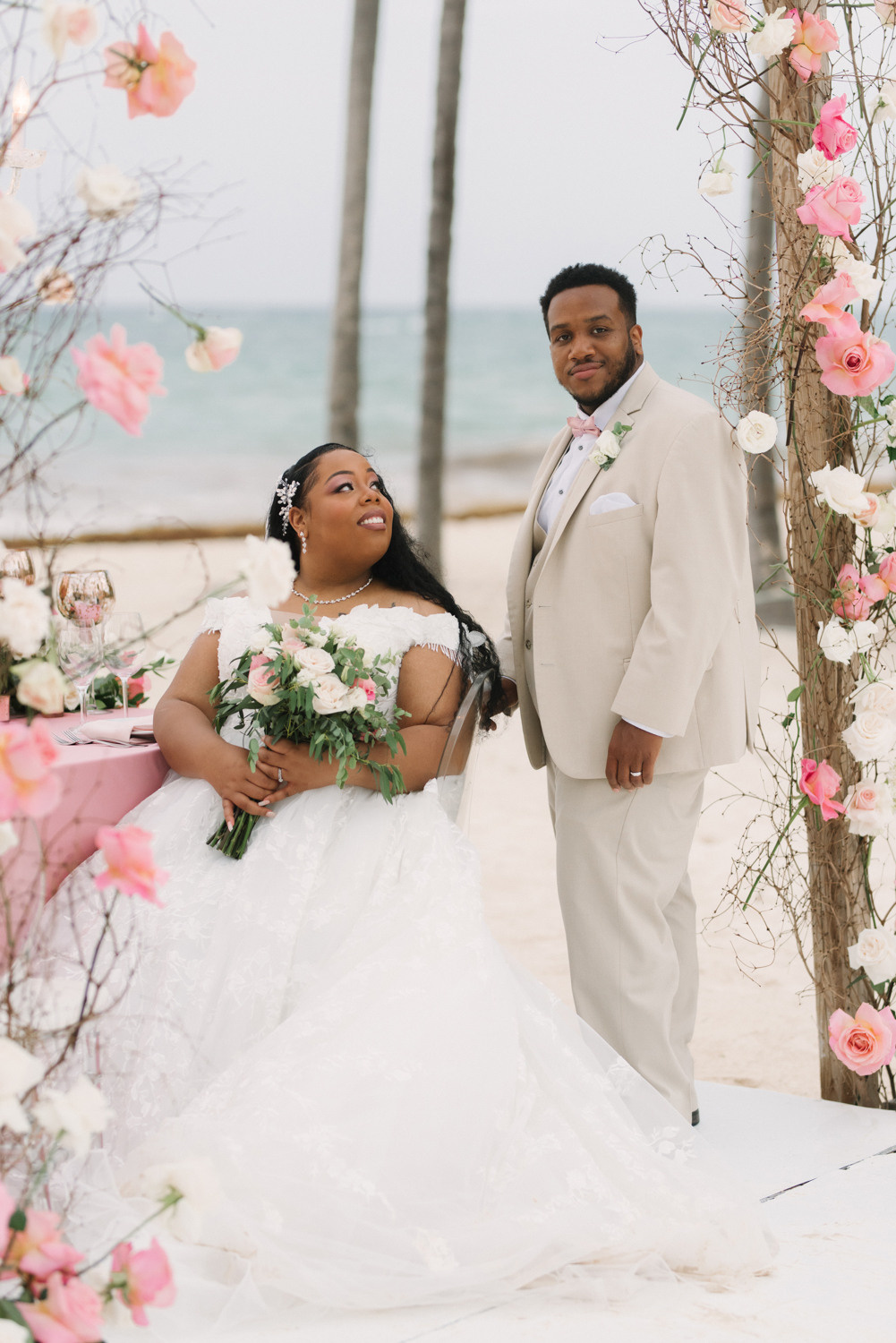 Молодожены фотографируются в свадебных украшениях. 