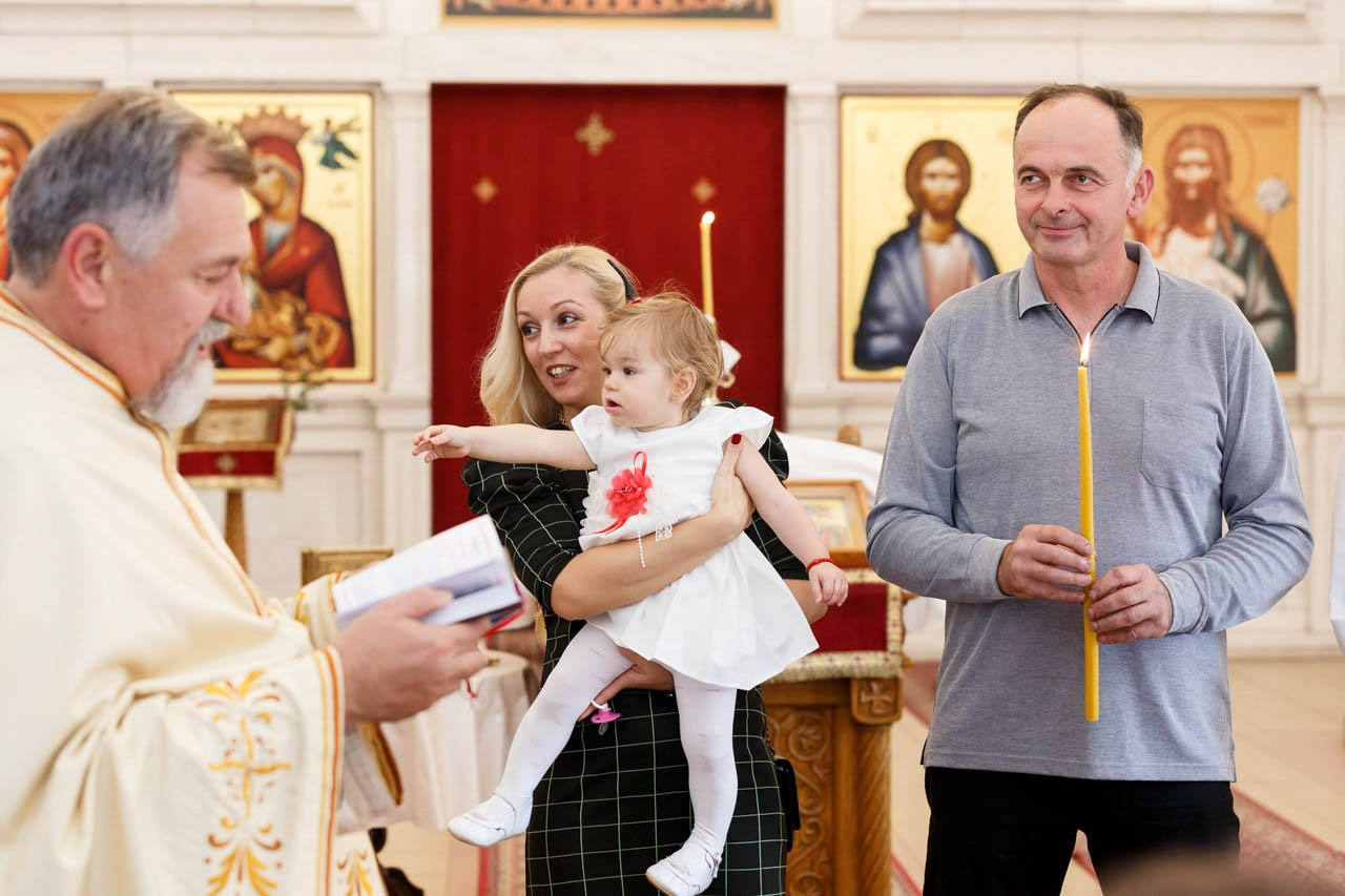 Mama i dete tokom obreda krštenja u crkvi.