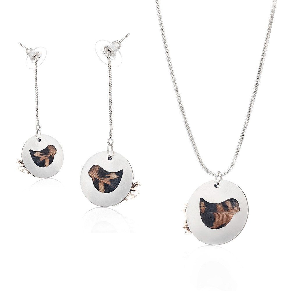 Komplet minđuša i ogrlice na beloj pozadini.