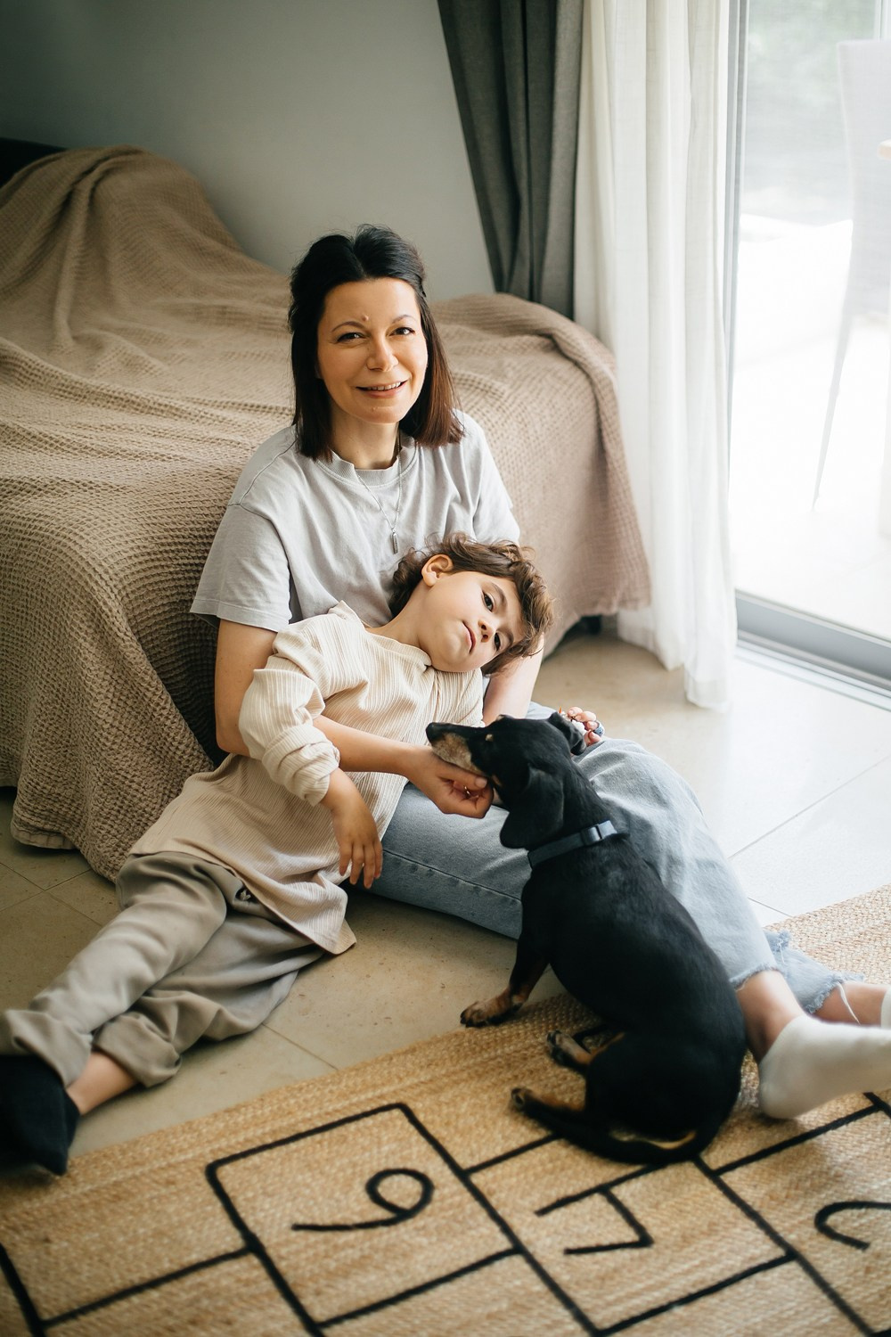 Mom&daughter at home. Family photographer in Israel