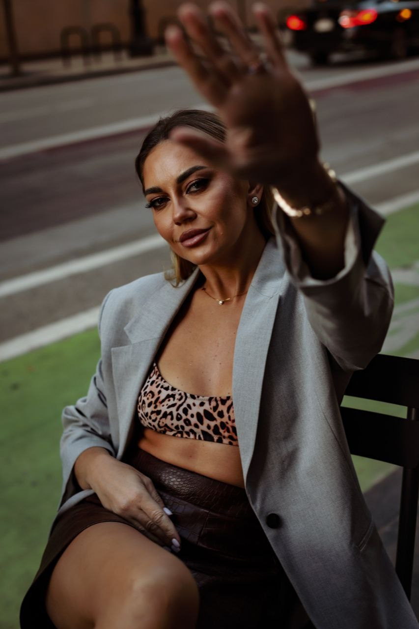 Street shoot with Yulia. VALERIIA VIUNOVA individual shooting\love story\event\brand