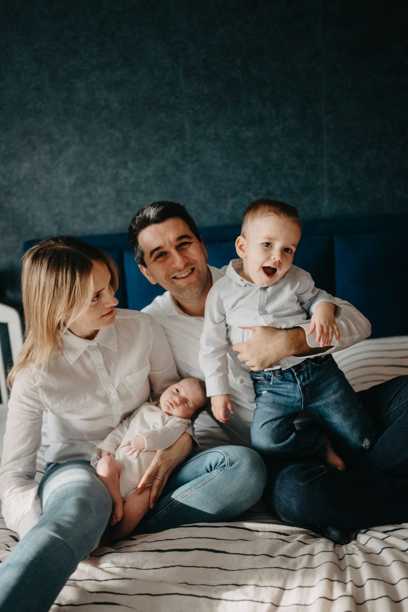 Fotografisanje bebe kod kuce — Milana, Milos, Marko i Mila. Deciji i porodicni fotograf u Beogradu Oksana Skendzic