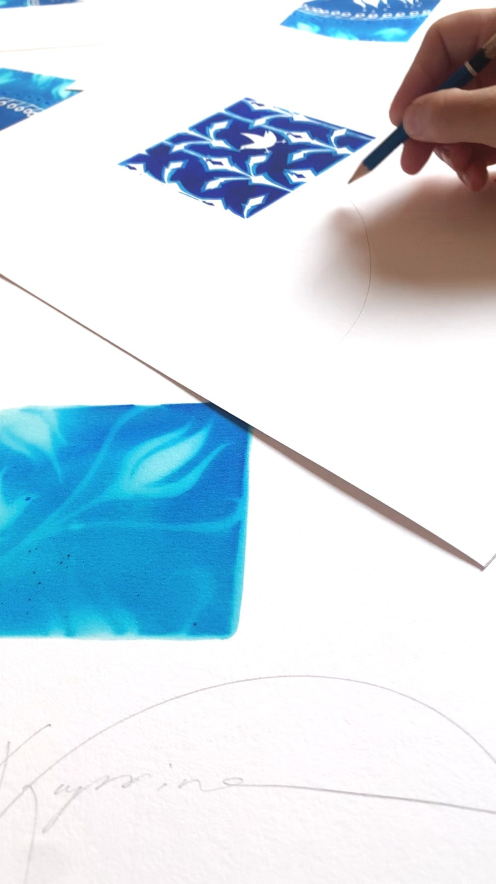 Stampa digitale in tiratura limitata di 20 copie, opera floreale stilizzata in bianco e blu di Nadia Kuprina, ispirata alla ceramica decorata e disponibile su SaatchiArt. Firma dell’artista