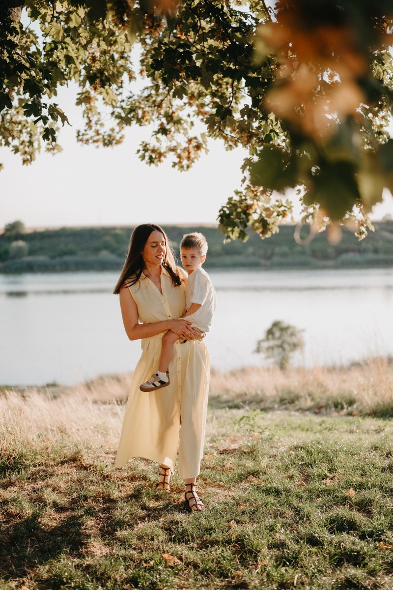 Djurdjica, Tadej i Miloje porodicno fotografisanje napolju. Deciji i porodicni fotograf u Beogradu Oksana Skendzic