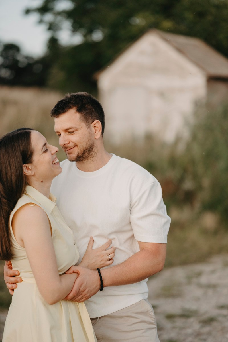 Djurdjica, Tadej i Miloje porodicno fotografisanje napolju. Deciji i porodicni fotograf u Beogradu Oksana Skendzic