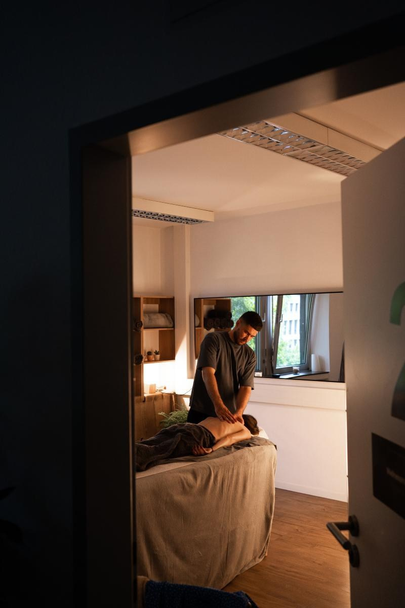 Rückenmassage Köln – Verspannungen lösen & Entspannung. Wellnessmassage & Massage Köln – Entspannung, Rückenmassage & Aromaölmassage