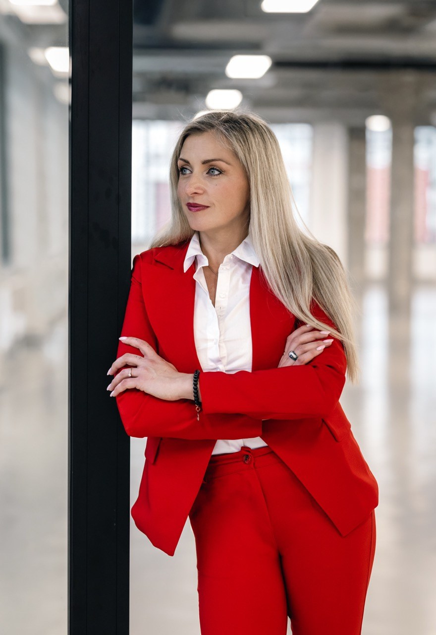 Portrétní fotografka Praha. Dana Lišková — Empathetic Photographer | Introspective Artist |Neurodivergent Coach | Founder of Artepy.cz