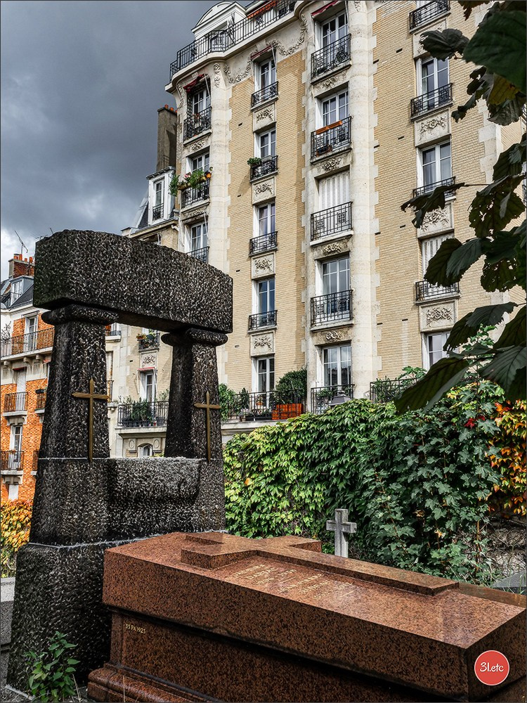 Saint-Vensant cemetery in Paris near Montmartre. Photographe à Strasbourg | Portraits, Studio, Enfants, Événements