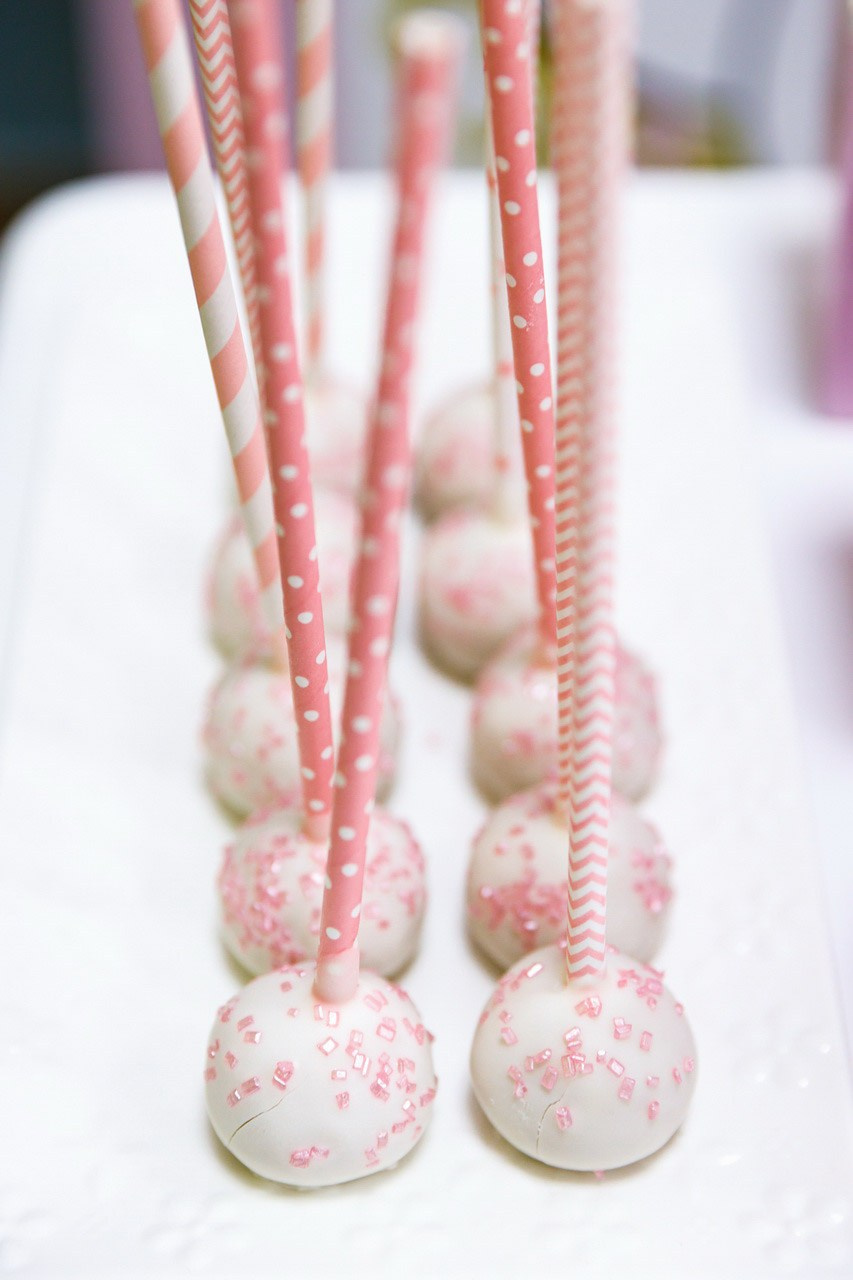 Elegantni roze okrugli kolačići na štapiću za dečji rođendan.