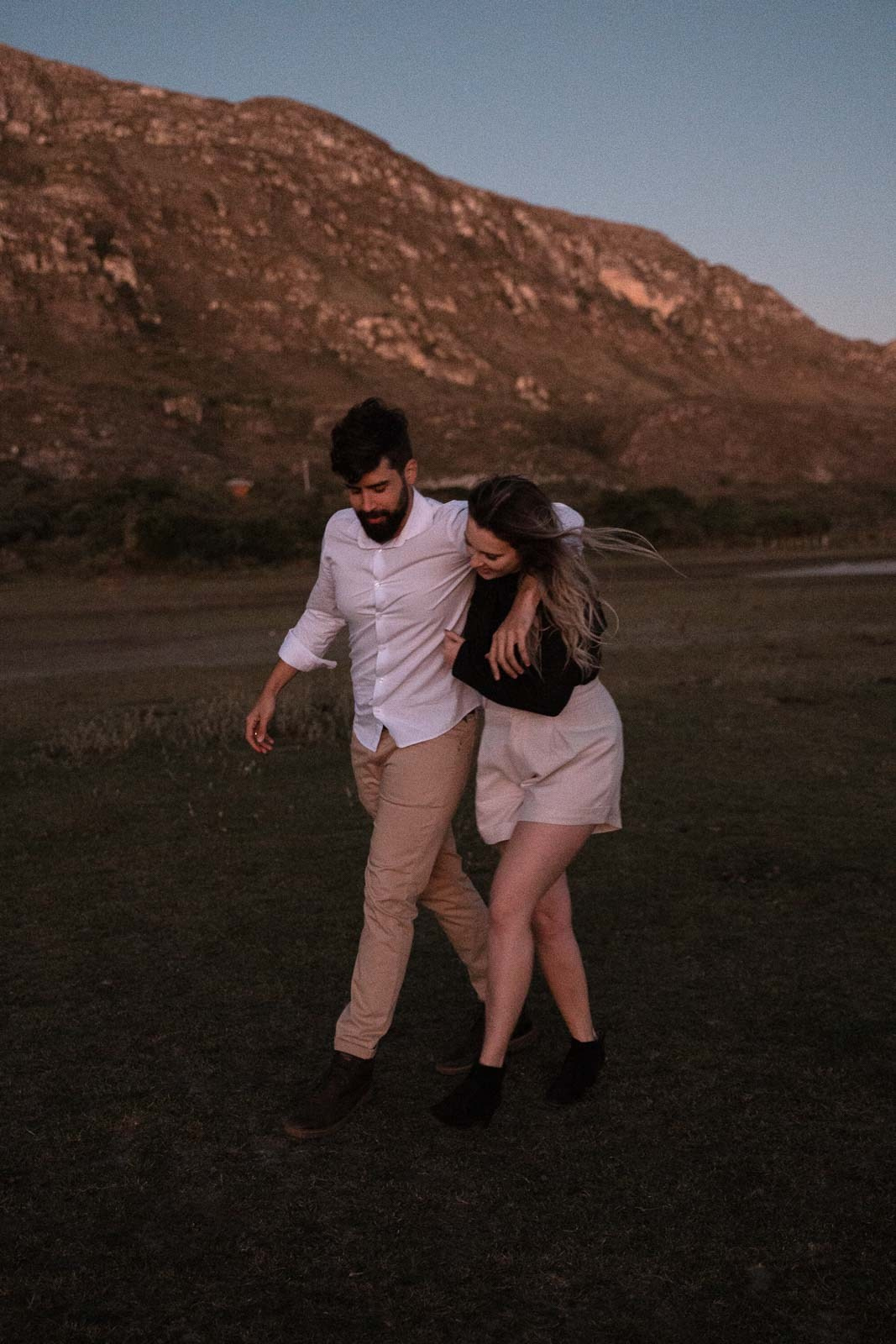 Ensaio de casal Sabrina e Vinícius em Lapinha da Serra MG, pré-wedding em ambiente natural, fotografia documental com foco em conexão, emoção e simplicidade.