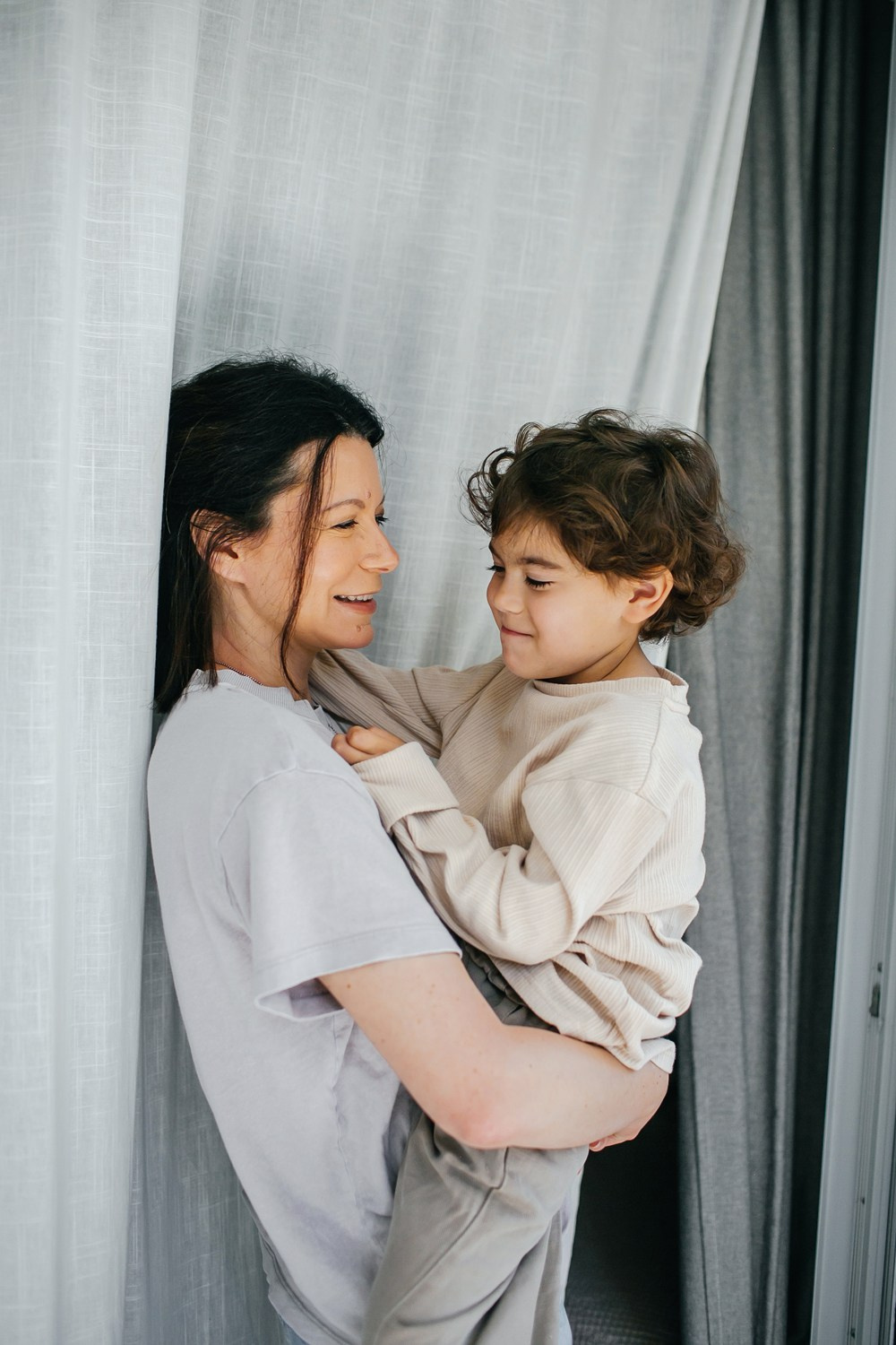 Mom&daughter at home. Family photographer in Israel