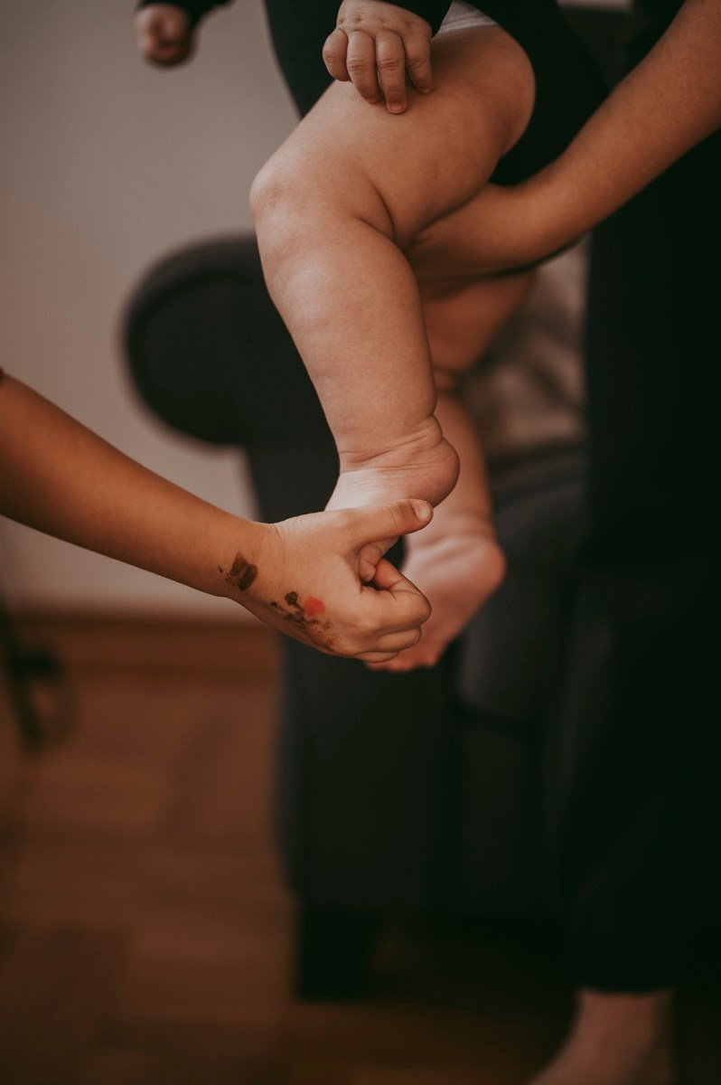 Dobro dosao, Jakove / porodicno fotografisanje kod kuce. Deciji i porodicni fotograf u Beogradu Oksana Skendzic