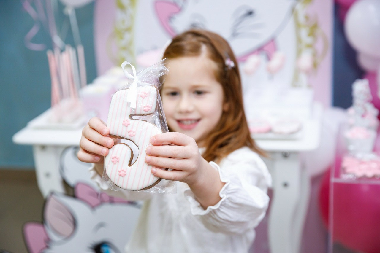 Dečiji osmeh i radost uz personalizovane rođendanske slatkiše.