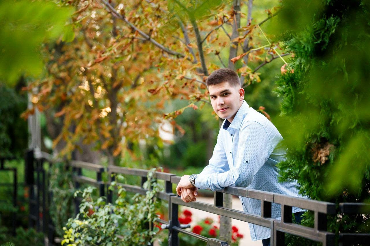 Profesionalna fotografija mladića na tematskoj proslavi 18. rođendana.