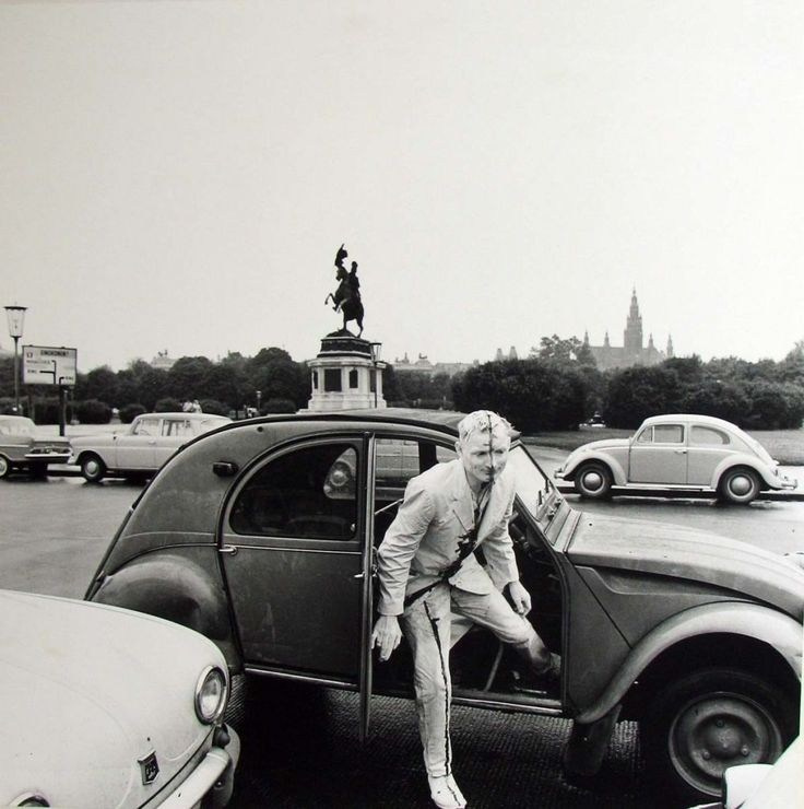 Гюнтер Брус, акция Венская прогулка. Первое публичное выступление художника, тело как «живопись» в городской среде.