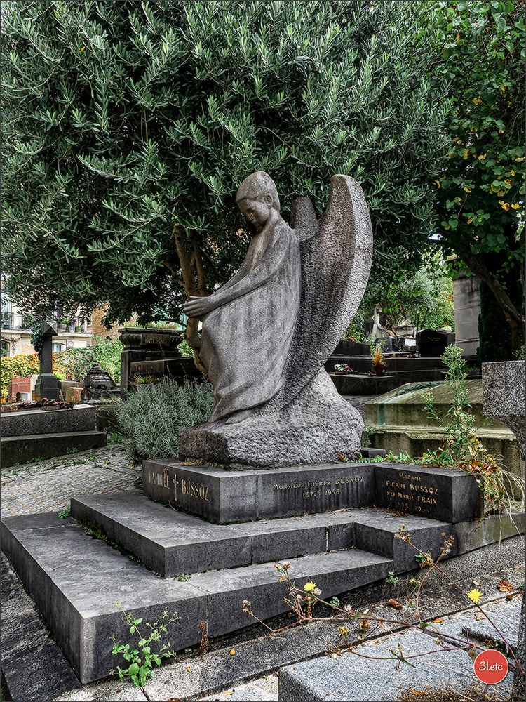 Saint-Vensant cemetery in Paris near Montmartre. Photographe à Strasbourg | Portraits, Studio, Enfants, Événements