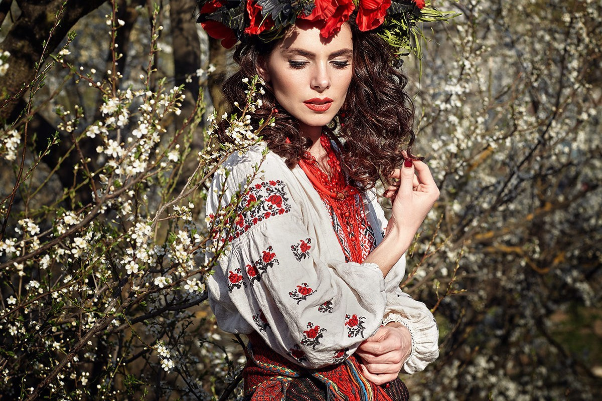 Portrait de femme en tenue traditionnelle ukrainienne avec une couronne de fleurs – ambiance printanière et folklorique