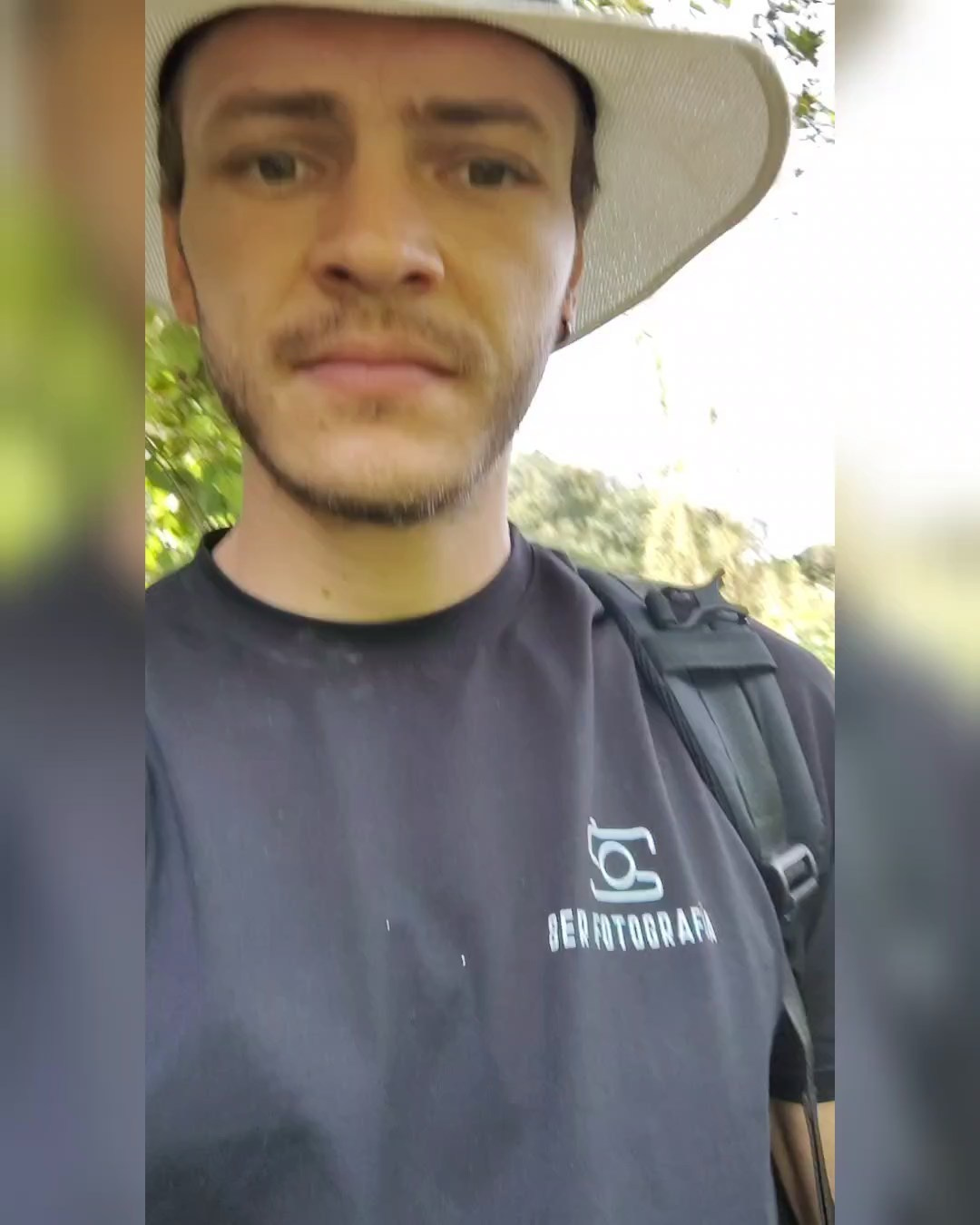 Clarinetista en el río fotografías artísticas que viva la música. Fotografía profesional para su evento en Caldas por SERFOTOGRAFÍA