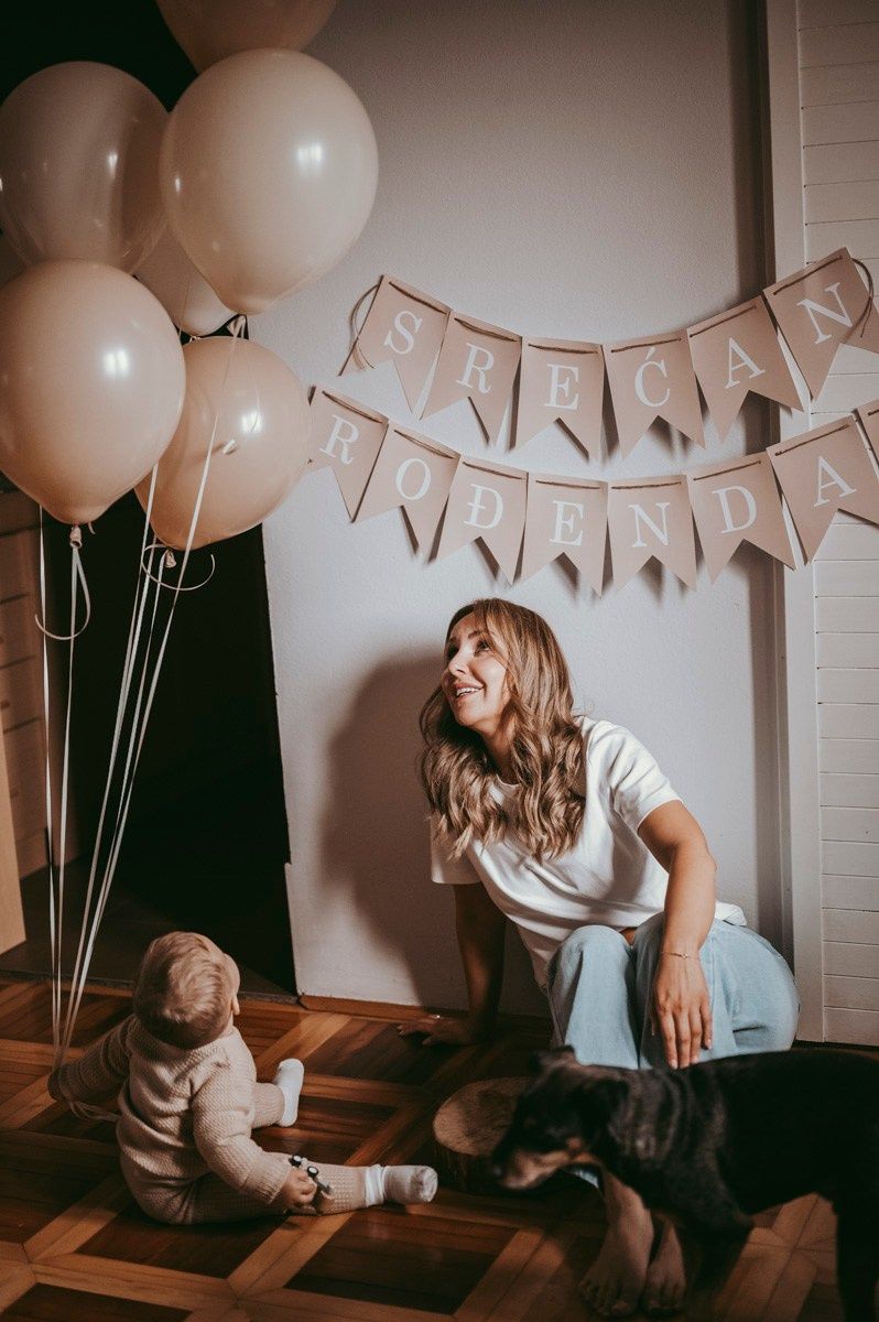 Filipova prva proslava rodjendan kod kuce. Deciji i porodicni fotograf u Beogradu Oksana Skendzic