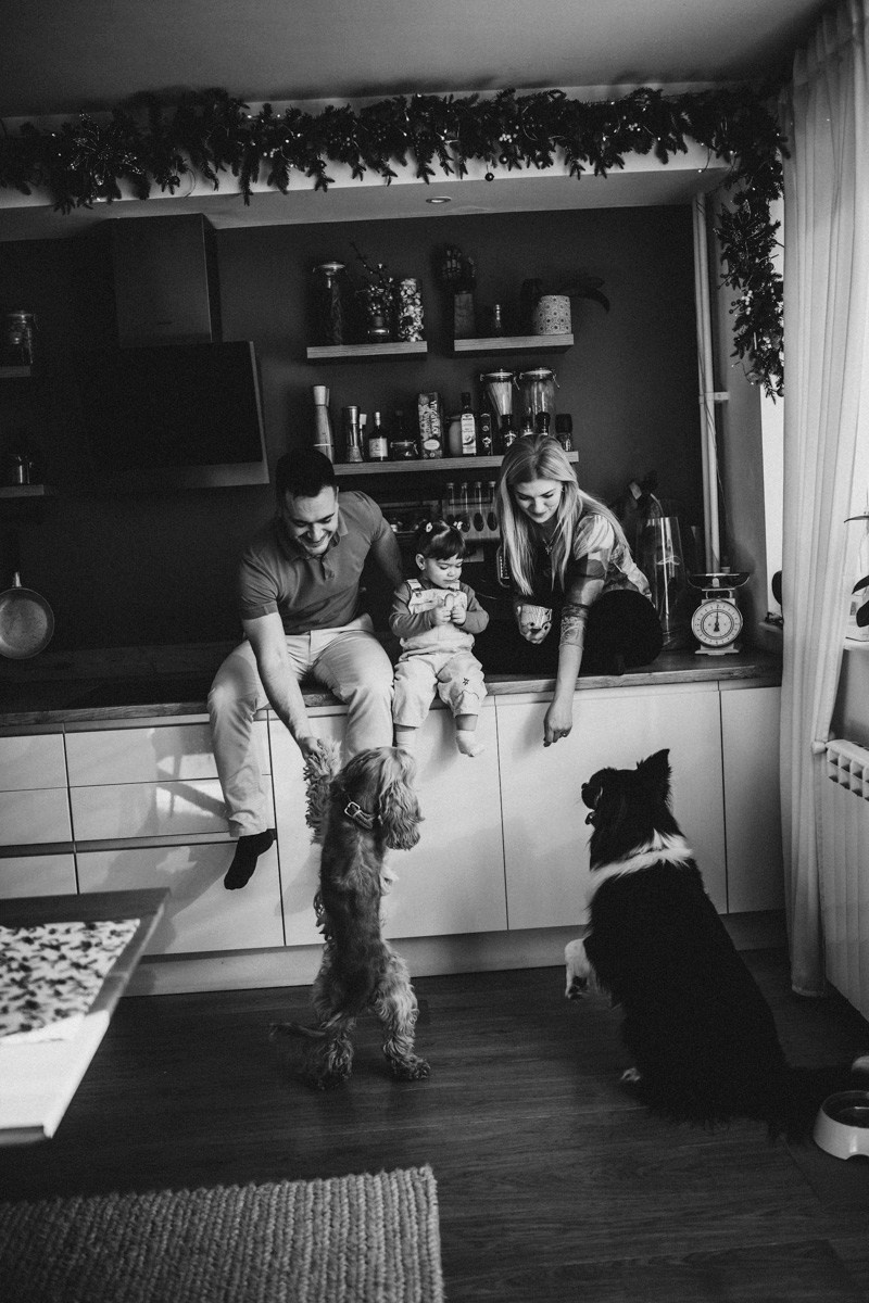 Natasa, Ema i Lazar — porodicno fotografisanje kod kuce. Deciji i porodicni fotograf u Beogradu Oksana Skendzic