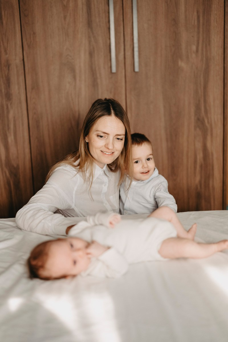 Fotografisanje bebe kod kuce — Milana, Milos, Marko i Mila. Deciji i porodicni fotograf u Beogradu Oksana Skendzic