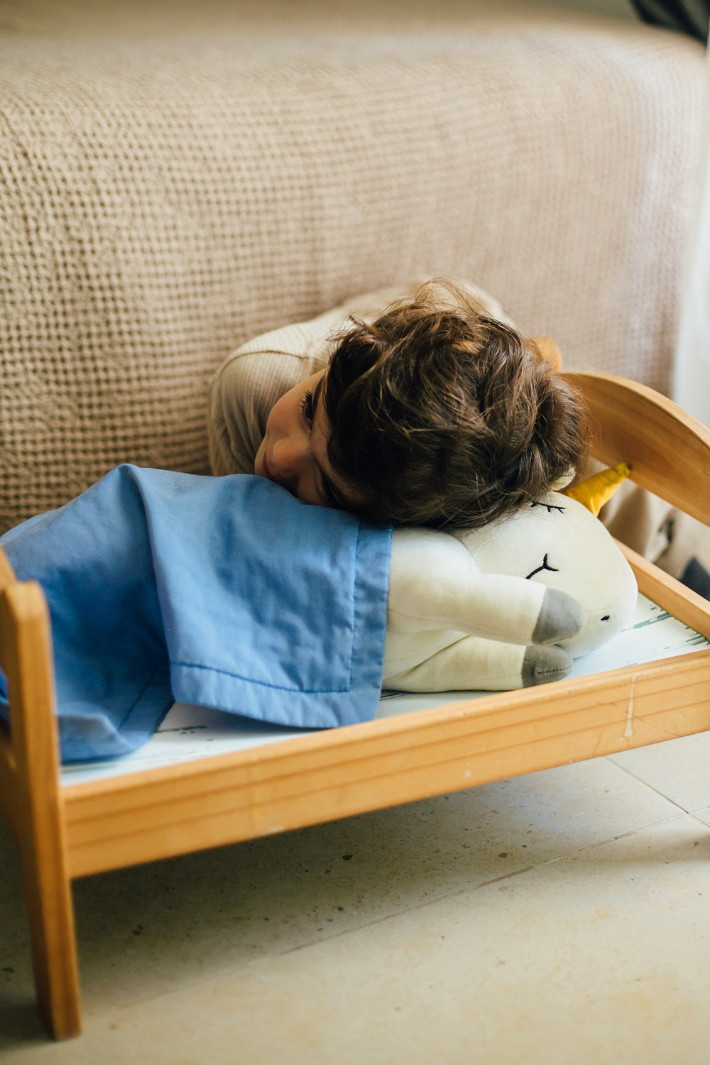 Mom&daughter at home. Family photographer in Israel