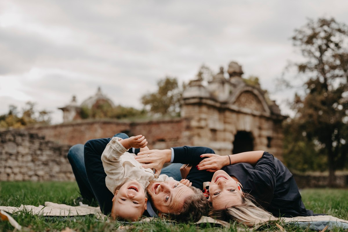 Nevena, Dusan i Vuk porodicno fotografisanje napolju. Deciji i porodicni fotograf u Beogradu Oksana Skendzic