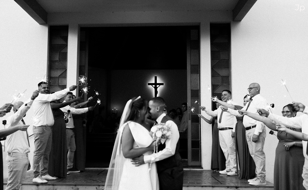 Foto em preto e branco dos noivos com padrinhos.