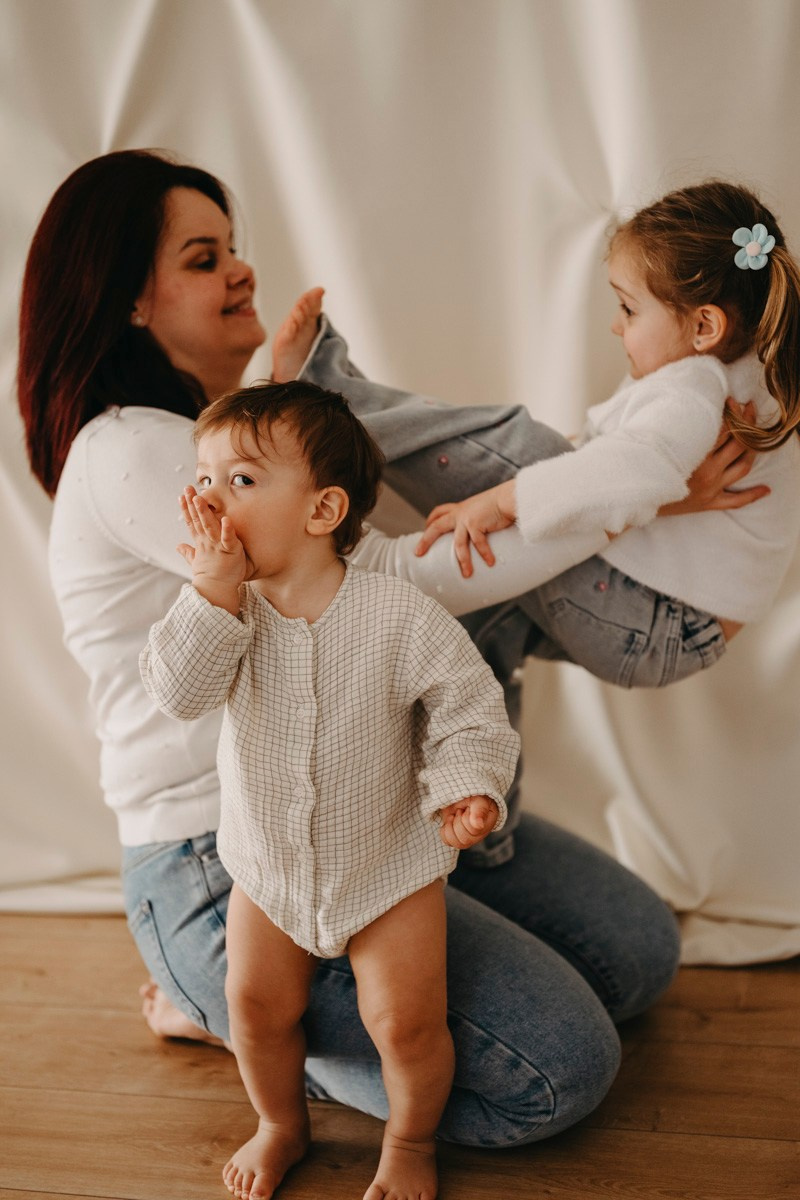 Miljana, Danka i Ilija — fotografisanje MAMINO. Deciji i porodicni fotograf u Beogradu Oksana Skendzic