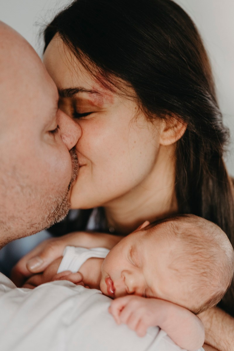 Kad je ljubav postala jos veca — porodicno fotografisanje kod kuce. Deciji i porodicni fotograf u Beogradu Oksana Skendzic