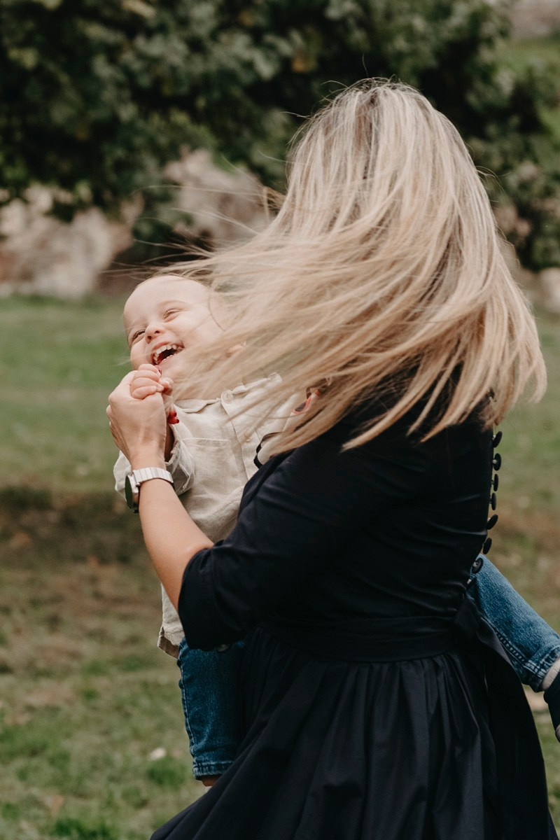 Nevena, Dusan i Vuk porodicno fotografisanje napolju. Deciji i porodicni fotograf u Beogradu Oksana Skendzic