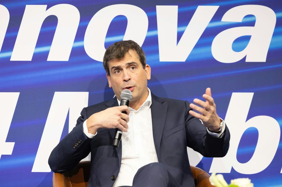 Male keynote speaker addressing an audience at an industry conference