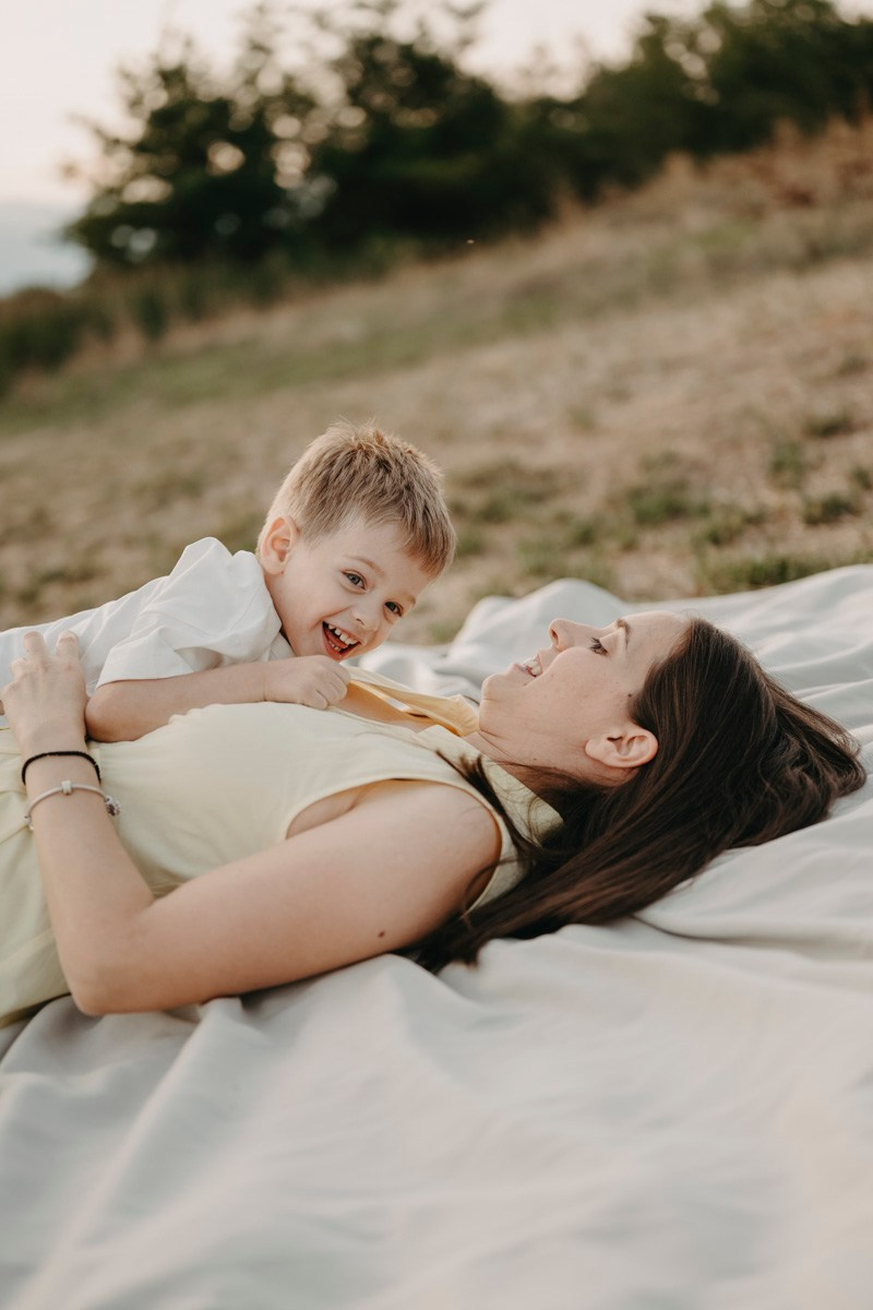Djurdjica, Tadej i Miloje porodicno fotografisanje napolju. Deciji i porodicni fotograf u Beogradu Oksana Skendzic