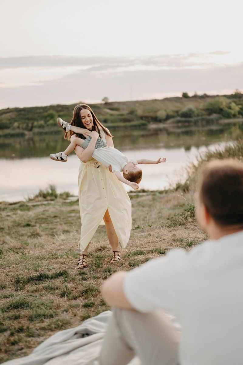 Djurdjica, Tadej i Miloje porodicno fotografisanje napolju. Deciji i porodicni fotograf u Beogradu Oksana Skendzic