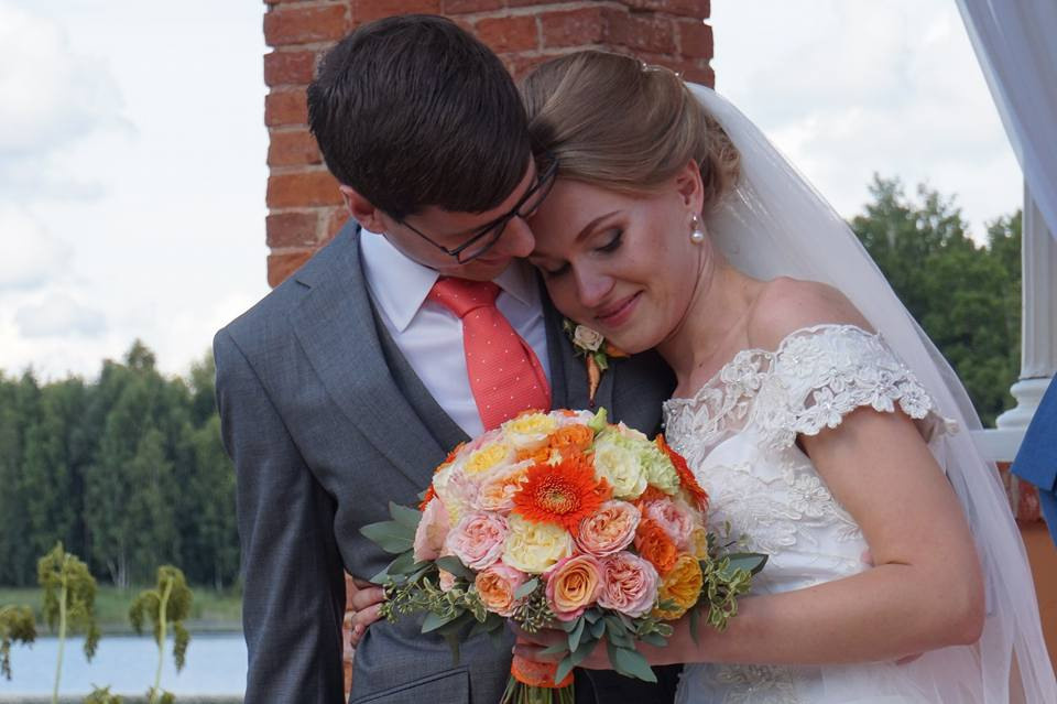 Букет невесты в оранжевой гамме  с желтыми розами Catalina, Vuvuzela, Miss Piggy, персиковыми розами Anzhy, зелеными гвоздиками и зеленой альстромерией, зеленью питтоспорума и эвкалипта. Свадьба в оранжевом. Свадебная флористика. Свадебный декор. Свадьба в Латвии. Флорист Ирина Новика