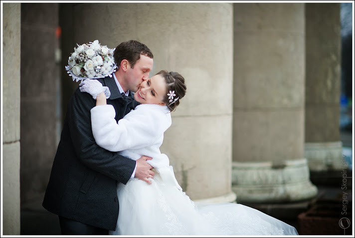 Ziemas līgavas pušķis ar kokvilnu, brūniju, stabilizētiem baltiem rozem  un tamboretu manšetu.