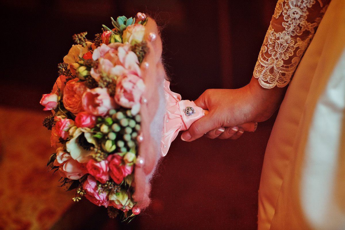 Līgavas pušķis  ar maiģi roza krāsa rozem ,tulpem, baltiem anemoniem un sukulentiem.