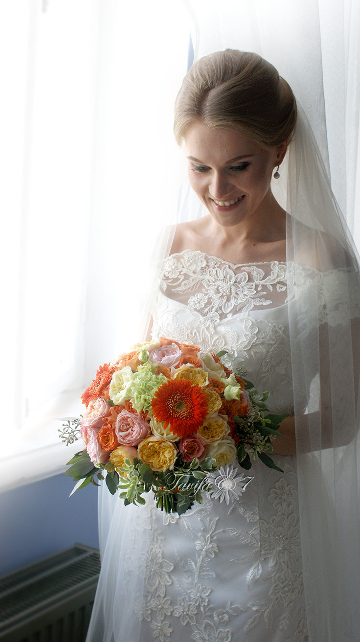 Букет невесты в оранжевой гамме  с желтыми розами Catalina, Vuvuzela, Miss Piggy, персиковыми розами Anzhy, зелеными гвоздиками и зеленой альстромерией, зеленью питтоспорума и эвкалипта. Свадьба в оранжевом. Свадебная флористика. Свадебный декор. Свадьба в Латвии. Свадебная флористика. Свадебный декор. Свадьба в Латвии. Флорист Ирина Новика 