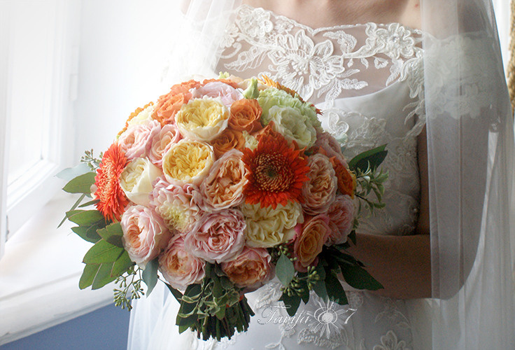 Букет невесты в оранжевой гамме  с желтыми розами Catalina, Vuvuzela, Miss Piggy, персиковыми розами Anzhy, зелеными гвоздиками и зеленой альстромерией, зеленью питтоспорума и эвкалипта. Свадьба в оранжевом.Свадебная флористика. Свадебный декор. Свадьба в Латвии. Флорист Ирина Новика