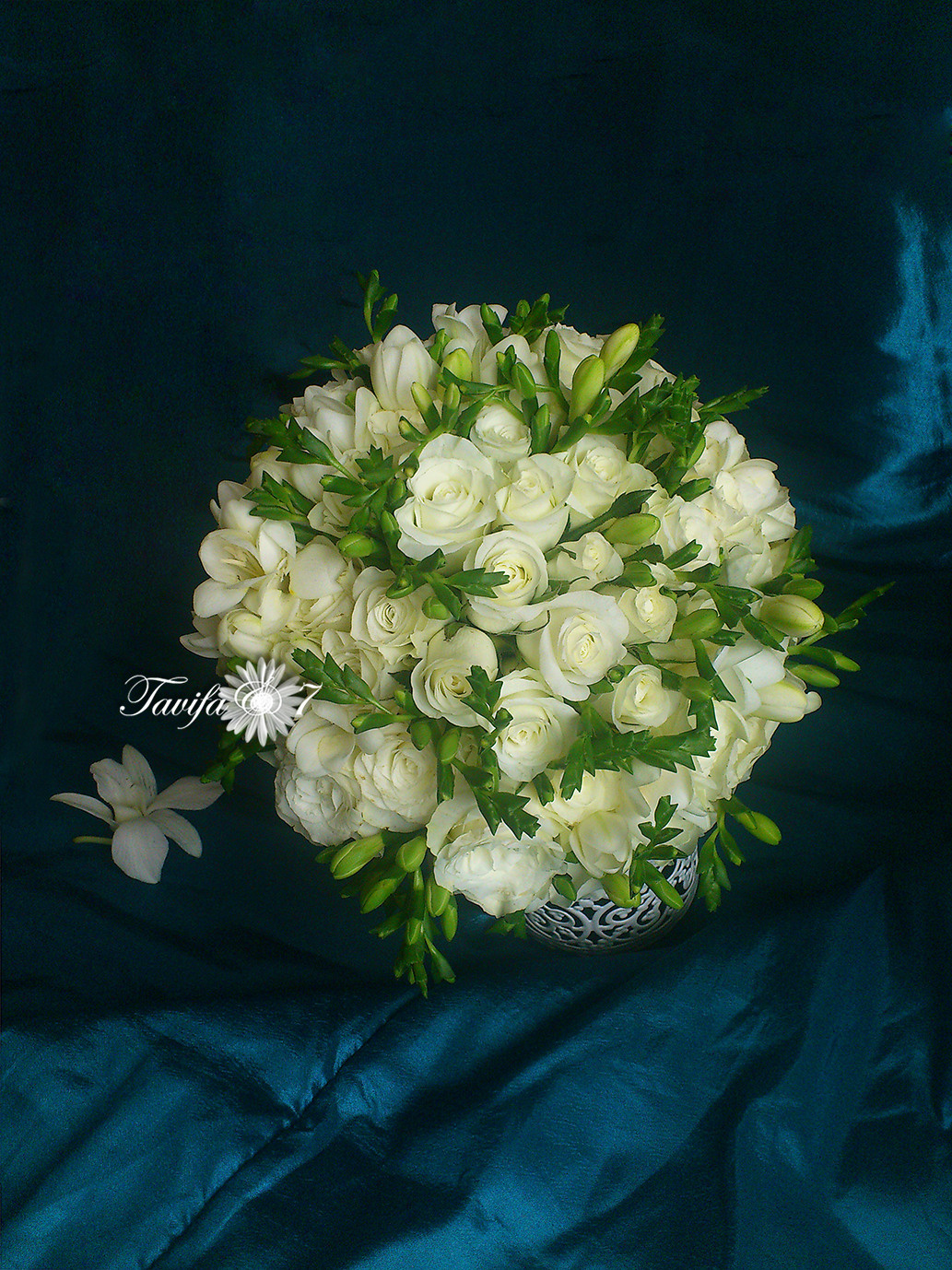 Līgavas pušķis ar  baltam frēzijam un rozem