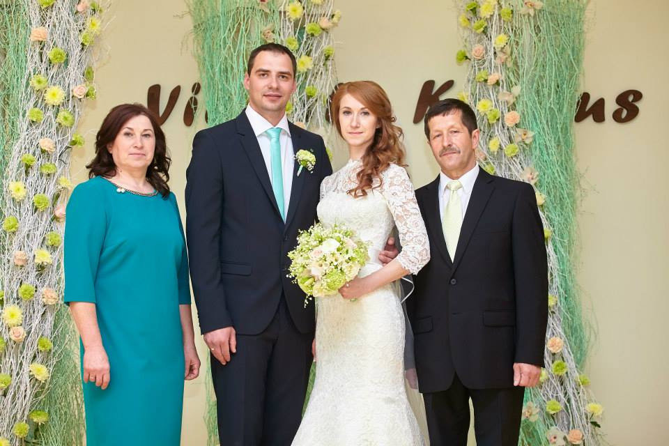 Pavasara līgavas pušķis  maiga gaiši zaļa krāsa ar maipuķiem, rozem un neļķiem.