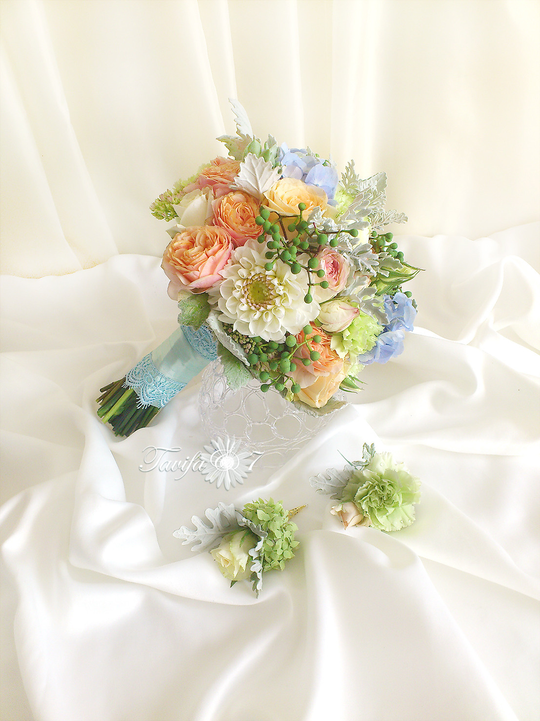 Букет невесты с оранжевыми розами Вувузела , кустовыми розами, георгинами, гвоздикой, гортензией, цинерарией, гроздьями девичьего винограда. Свадьба. Свадебные цветы.  Свадебная флористика. Свадебный декор. Свадьба в Латвии. Флорист Ирина Новика