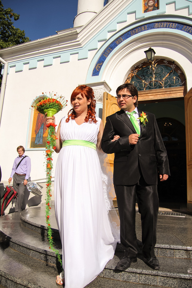 Авторский Букет невесты - жезл для прекрасной невесты Марии Бургарте. Создан из цветков зеленой орхидеи цимбидиум, и оранжевых роз на каркасе ручной работы из проволоки, натурального ротанга и кристалов. оранжевая свадьба, зелена свадьба.  Свадебная флористика. Свадебный декор. Свадьба в Латвии. Флорист Ирина Новика