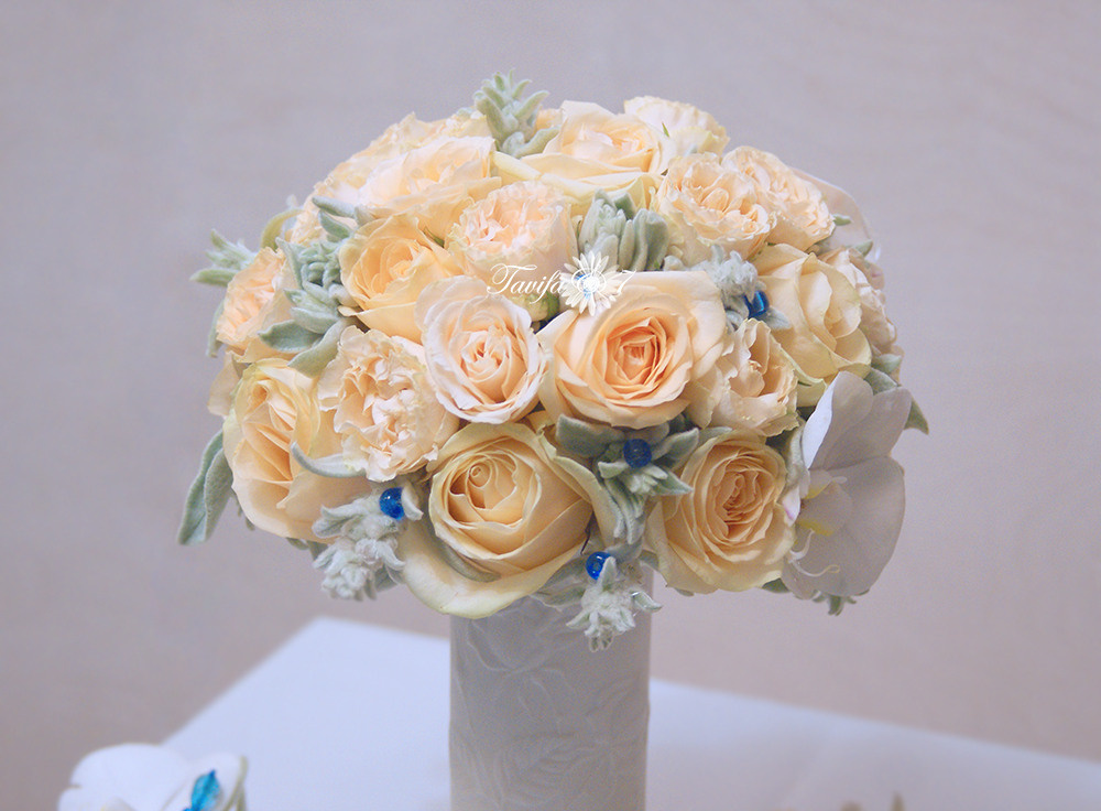 Букет невесты  в персиковой гамме из роз Avalanche Peach  и кустовой розы Salienero c листьями цинерарии серебристой и чистеца шерстистого с синими бусинами и синей лентой. Свадьба в персиковой гамме. Свадебная флористика. Свадебный декор. Свадьба в Латвии. Флорист Ирина Новика