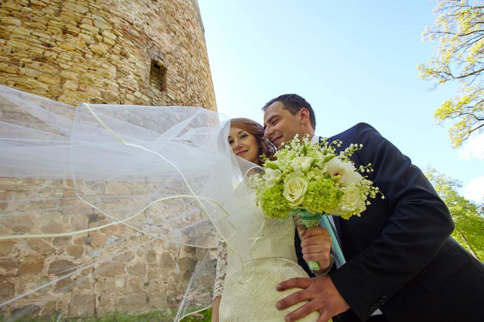 Pavasara līgavas pušķis  maiga gaiši zaļa krāsa ar maipuķiem, rozem un neļķiem.