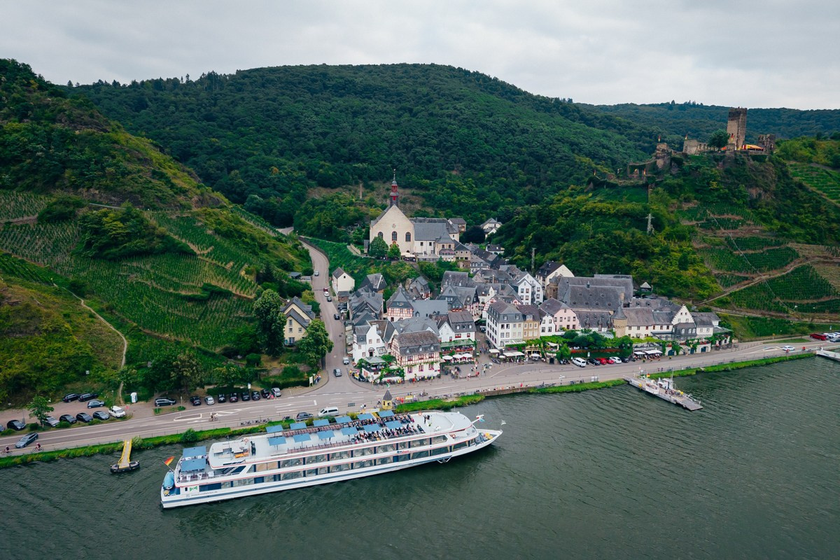 Wedding on a Boat on Mosel River in Beilstein. Wedding photographer & videographer in Germany and Frankfurt | Denis Mirosnik
