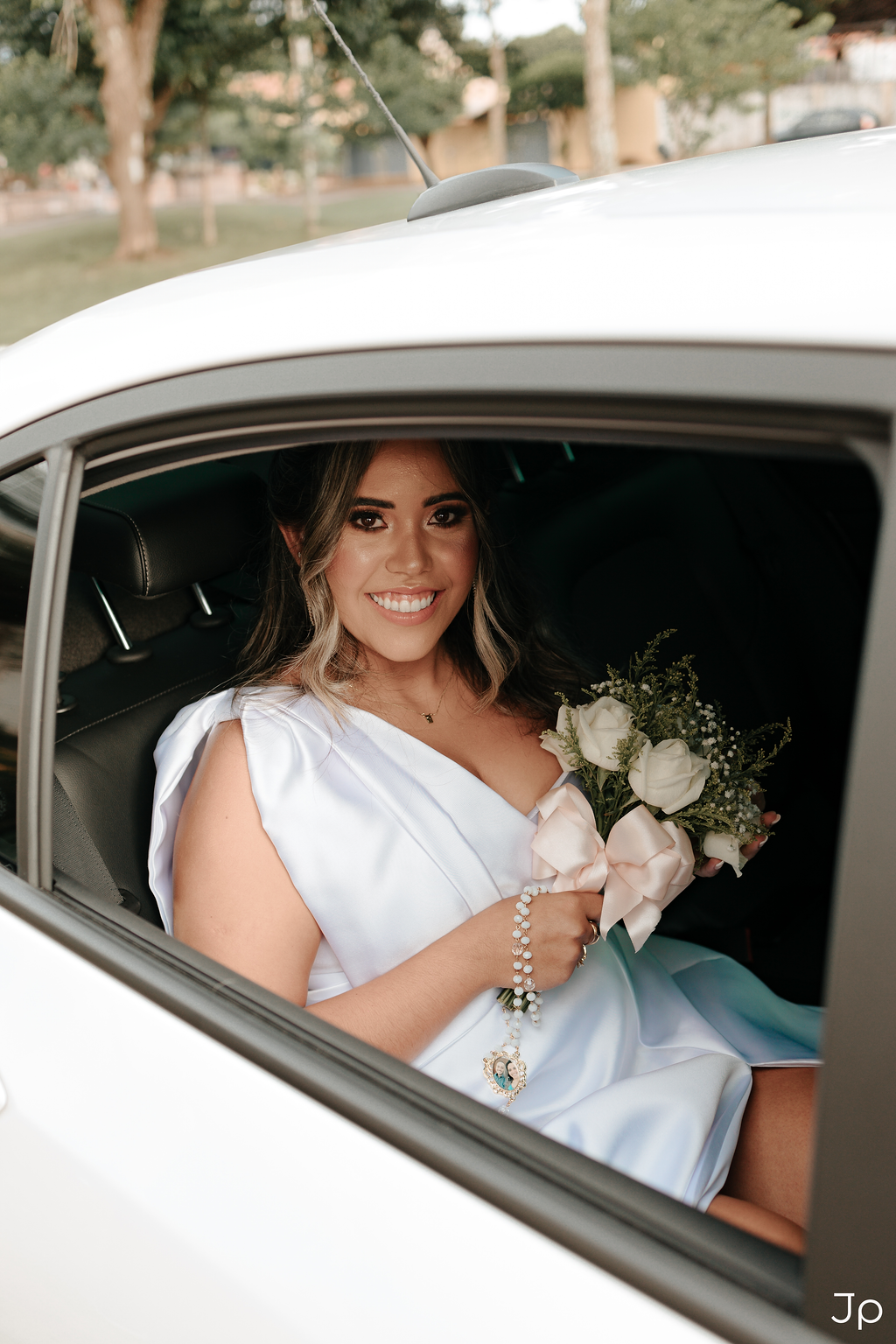 Noiva dentro de um carro preparada para entrar na igreja.