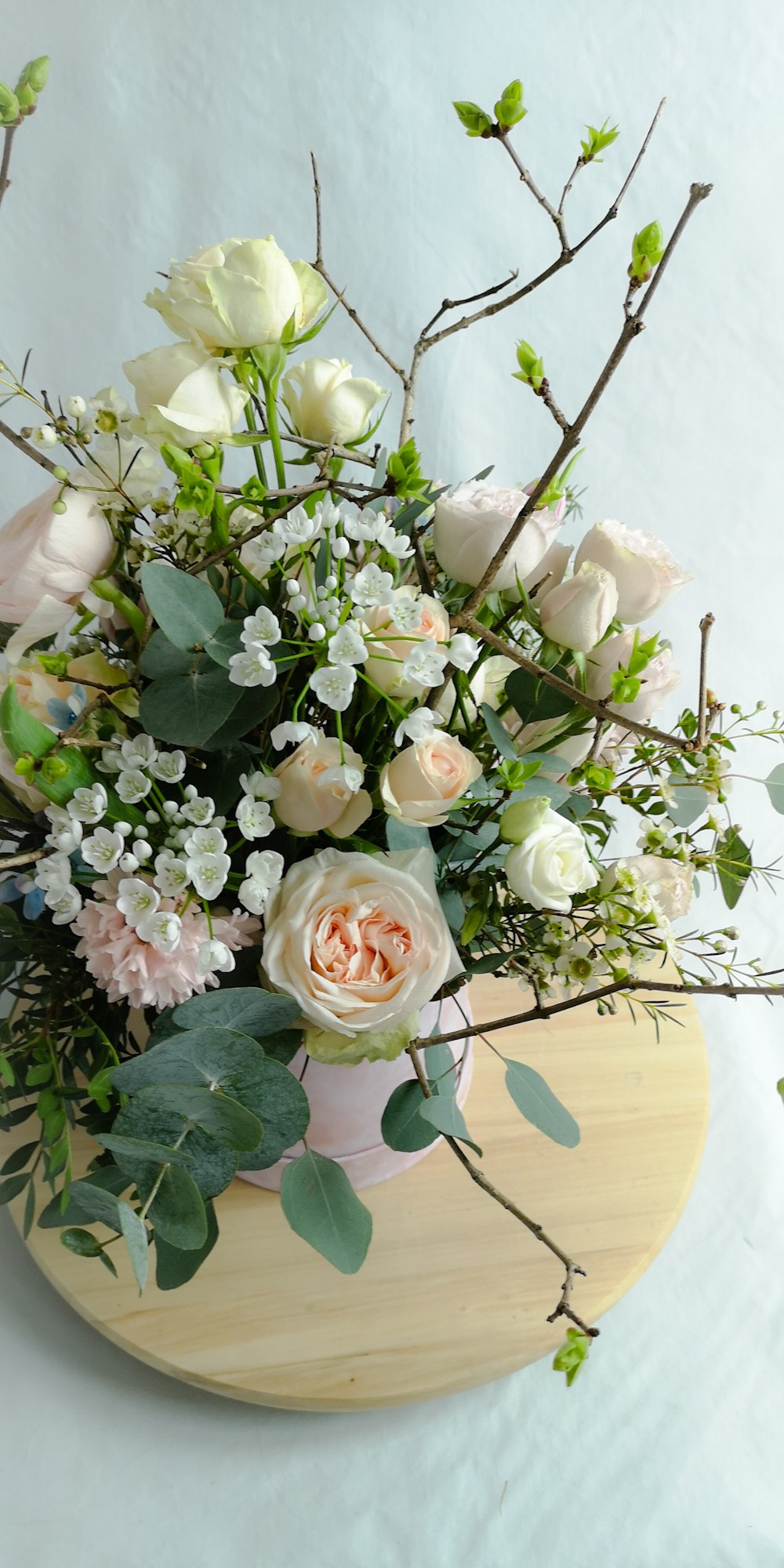 Ziedu pušķi kastē. Event design, decoration, floristry, gift, Irina Novika, Riga, Latvia