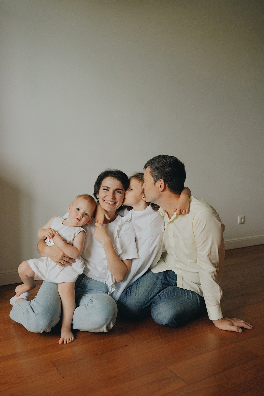 Okhota’s family. Professional Photographer Abu Dhabi, Dubai — Yulia Ismoilova | 2025